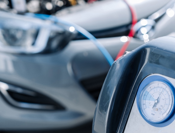 ac refilling machine, refilling a silver car